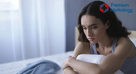 Девушка грустно смотрит в пол